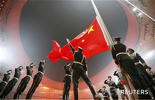 【베이징(중국)=신화/뉴시스】 2008년 8월 8일 8시(현지시간) 역대 최대 규모로 개최된 2008 베이징 올림픽 개막식에서 오성홍기가 게양되고 있다. 2008.08.08