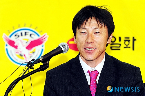 【성남=뉴시스】 프로축구 성남 일화의 새 사령탑으로 선임된 신태용 감독 대행이 2008년12월1일 성남 탄천종합운동장 구단사무실 에서 기자회견을 갖고 소감을 밝히고 있다. /김선아기자 avatar73@newsis.com