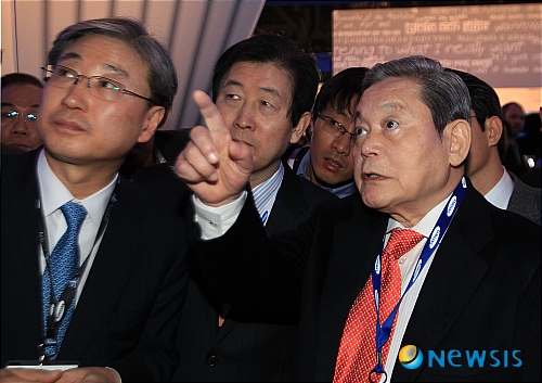 【서울=뉴시스】 이건희 회장이 삼성의 TV 제품을 가리키고 있다. 그의 왼편으로는 윤부근 삼성전자 영상디스플레이사업부장(사장)과 최지성 삼성전자 대표가 있다. (사진=삼성그룹 제공) surrender@newsis.com 