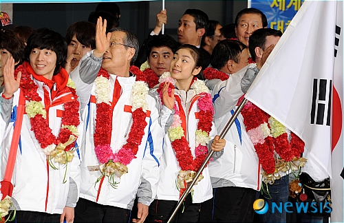 【인천공항=뉴시스】이동원 기자 = 2010 밴쿠버 동계올림픽 한국대표팀이 2일 오후 인천국제공항을 통해 입국하고 있다. '피겨 여왕' 김연아를 기수로 앞세워 금메달리스트 모태범 이상화 이승훈 이정수를 포함한 선수와 임원 58명입국하고 있다. dwlee@newsis.com