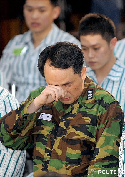 【서울=로이터/뉴시스】침몰한 천안함의 최원일 함장이 7일 성남 국군수도병원에서 구조된 선원들과 함께 기자회견을 갖고 있다.  