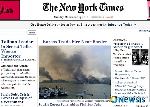 【서울=뉴시스】23일 오후 2시34분께 북방한계선(NLL) 부근에 위치한 연평도 해상에 북한에서 발사한 것으로 추정되는 폭탄 수십여발이 날아든 가운데 뉴욕타임즈는 웹사이트 중앙에 연기가 일고 있는 연평도 사진을 배치해 주요 속보로 보도했다.