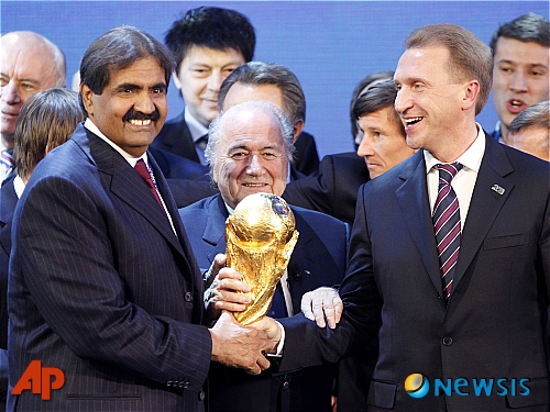 【취리히(스위스)=AP/뉴시스】제프 블래터 FIFA 회장(가운데)이 2일(현지시간) 스위스 취리히 FIFA 본부에서 2018 월드컵과 2022 월드컵 개최지로 각각 선정된 러시아의 이고르 슈바로프 러시아 제1부총리(오른쪽), 카타르의 쉐이크 하마드 빈 칼리파 알타니 국왕과 함께 기념촬영을 하고 있다.
