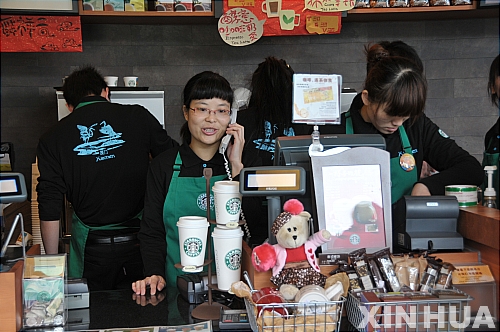 【샤먼(중국 푸젠성)=신화/뉴시스】5일(현지시간) 중국 푸젠성 샤먼에 처음으로 개점한 스타벅스에서 직원들이 분주히 일하고 있다.  중국에는 지난 1999년 베이징에 첫 선을 뵌 이래 전국에 400여 매장의 스타벅스가 영업을 하고 있다. 