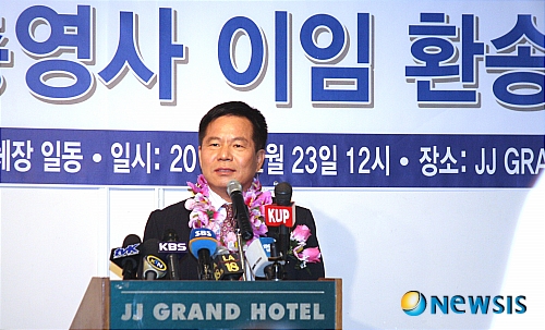 【서울=뉴시스】 김재수 전 LA 총영사가 2011년 2월 열린 송별식에서 송별사를 하고 있다. 뉴시스DB