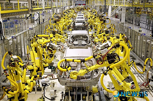 【서울=뉴시스】현대중공업이 기아차 슬로바키아 공장에 설치한 산업용 로봇.(사진 = 현대중공업 제공)  photo@newsis.com