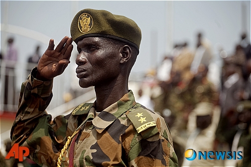 【주바(수단)=AP/뉴시스】7일(현지시간) 남수단 수도 주바에서 한 병사가 독립기념일 예행연습에서 국가가 흘러나오는 동안 거수경례를 하고 있다. 남수단은 9일 독립기념식을 통해 남수단공화국으로 새롭게 탄생한다.