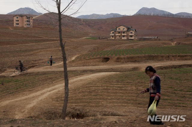 【개성=AP/뉴시스】 유엔(UN)은 6일(현지시간) 북한의 작년 곡물 수확량이 최근 10년래 최저치를 기록했다고 발표했다. 줄어든 수확량으로 북한 주민 1090만명은 영양실조, 질병의 위험단계에 처했다. 이는 작년보다 약 60만명이 늘어난 인원으며, 북한 전체 주민의 43%에 달하는 수다. 사진은 2011년 5월17일 북한 개성의 풍경. 2019.03.06.