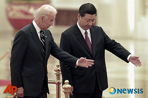[베이징=AP/뉴시스]2011년 8월 당시 중국 부주석이던 시진핑 현 국가주석과 미국 부통령이던 조 바이든 현 대통령이 베이징 인민대회당에서 만나 인사하고 있다.