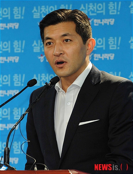 【서울=뉴시스】권주훈 기자 = 한나라당 홍정욱 의원이 11일 오후 서울 여의도 한나라당사 기자실에서 19대 총선 불출마 선언을 하고 있다. joo2821@newsis.com