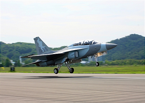 【사천=뉴시스】문병기 기자 = 한국항공우주산업(KAI)은 28일 방위사업청과 오는 2014년까지 FA-50 경공격기 20대를 우리나라 공군에 공급하는 계약을 체결했다. FA-50이 활주로를 힘차게 이륙하고 있다.(사진=KAI 제공) photo@newsis.com 