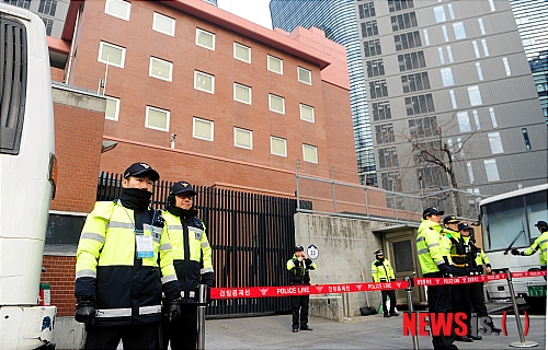 【서울=뉴시스】김인철 기자 = 주한 일본대사관에 화염병 4개를 투척한 중국인 1명이 경찰에 검거된 8일 오전 서울 종로구 주한 일본대사관 앞에서 경찰들이 분주하게 움직이고 있다.  yatoya@newsis.com 