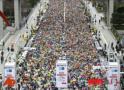 【도쿄=AP/뉴시스】지난 2012년 2월26일 열린 일본 도쿄 마라톤 대회 참가자들이 출발 직후 거리를 가득 메우고 있다. 오는 3월1일로 예정된 도쿄마라톤 대회 주최측이 신종 코로나바이러스 감염증(코로나19) 확산에 따라 일반 참가자들의 대회 참여를 제한하는 것을 검토하고 있다고 아사히(朝日) 신문이 17일 보도했다. 2020.2.17