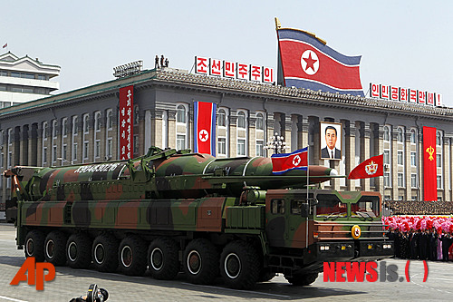 【평양=AP/뉴시스】북한은 김일성 100회 생일(태양절)인 15일 오전 김일성 광장에서 벌인 대규모 군사 퍼레이드에서 대륙간탄도미사일(ICBM)급으로 추정되는 신형 장거리 미사일을 공개했다.