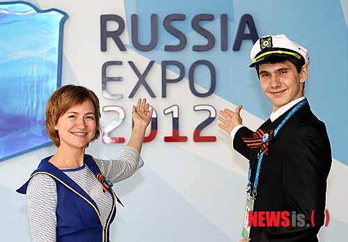 【여수=뉴시스】안현주 기자 = 2012 여수세계박람회(EXPO 2012 YEOSU KOREA) 개막을 이틀 앞둔 10일 전남 여수시 덕충동 박람회장 내 러시아관 입구에서 통역도우미 따냐 지멘코(Tatiana Zimenko·23·여)와 다니일 모세이추크(Daniil Moseychuk·21)가 인터뷰를 갖고 있다.  ahj@newsis.com
