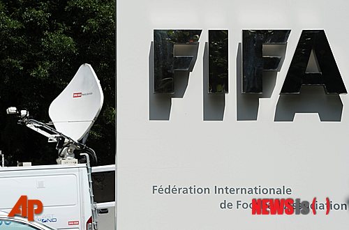 【취리히(스위스)=AP/뉴시스】국제축구연맹(FIFA)이 연장전에 교체 카드 1장을 더 사용할 수 있도록 하는 새로운 규칙 도입에 내부적인 합의를 마쳤다. FIFA는 3일(한국시간) 스위츠 취리히에 위치한 FIFA 본부에서 회의를 갖고 이 같은 결정을 내렸다고 밝혔다. 사진은 스위스 취리히에 위치한 FIFA 본부의 모습.