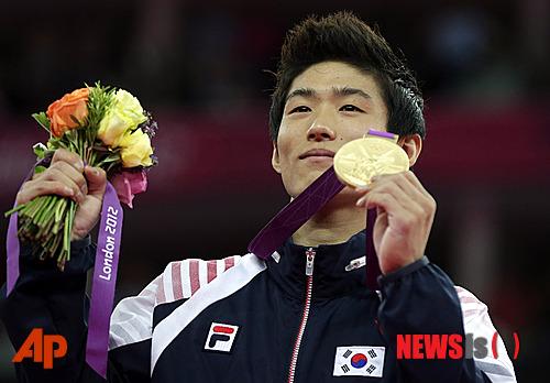 【런던=AP/뉴시스】7일(한국시간) 그리니치 아레나에서 열린 런던 올림픽 체조 남자 도마 결승에서 한국의 양학선이 금메달을 목에 걸고 들어보이고 있다. 