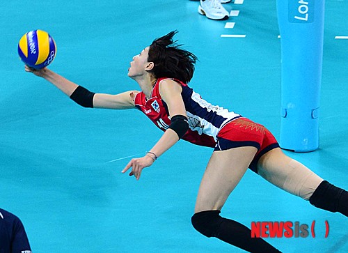 【런던(영국)=뉴시스】전신 기자 = 7일(현지시각) 오후 영국 런던 얼스코트에서 열린 2012 런던올림픽 여자 배구 8강전 한국과 이탈리아의 경기에서 한국 김연경이 몸을 던져 공을 받아내고 있다.  photo1006@newsis.com