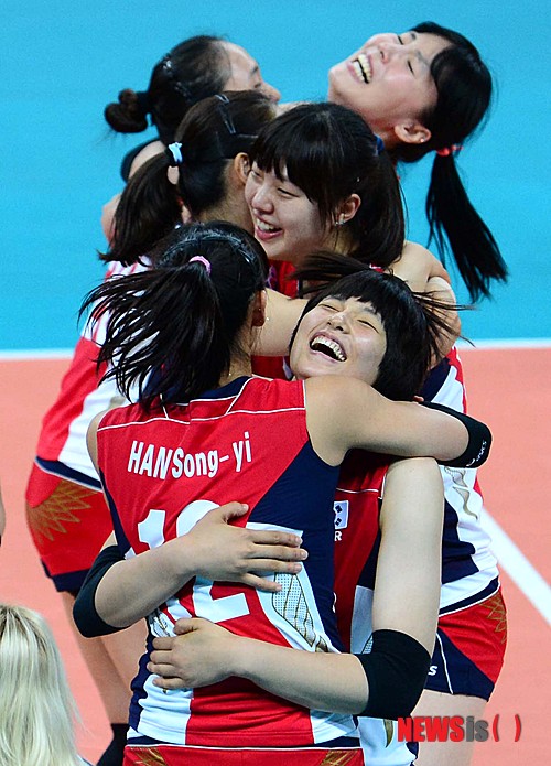 【런던(영국)=뉴시스】전신 기자 = 7일(현지시각) 오후 영국 런던 얼스코트에서 열린 2012 런던올림픽 여자 배구 8강전 한국과 이탈리아의 경기에서 3-1 승리한 한국 선수들이 환호하고 있다.  photo1006@newsis.com 