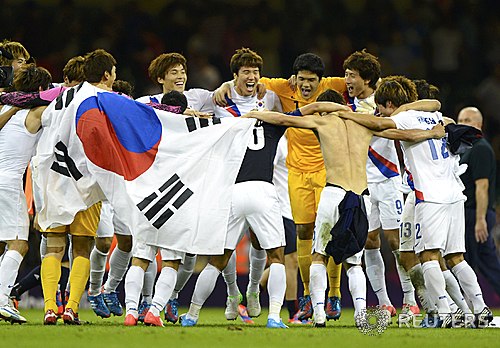 【카디프(영국)=로이터/뉴시스】10일(현지시간) 저녁 영국 카디프 밀레니엄 스타디움에서 열린 2012 런던올림픽 축구 한국 축구 올림픽대표팀과 일본 대표팀과의 3-4위 결정전에서 한국선수들이 2대0으로 승리를 거둔 후 환호하고 있다.