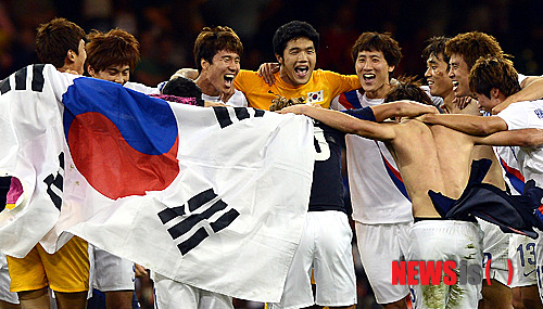 【카디프(영국)=뉴시스】서재훈 기자 = 10일(현지시간) 저녁 영국 카디프 밀레니엄 스타디움에서 런던올림픽 축구 한국 축구 올림픽대표팀과 일본 대표팀과의 3-4위 결정전이 열린 가운데 대한민국이 일본을 2:0으로 완파하고 동메달을 획득, 선수들이 환호하고 있다. jhseo@newsis.com