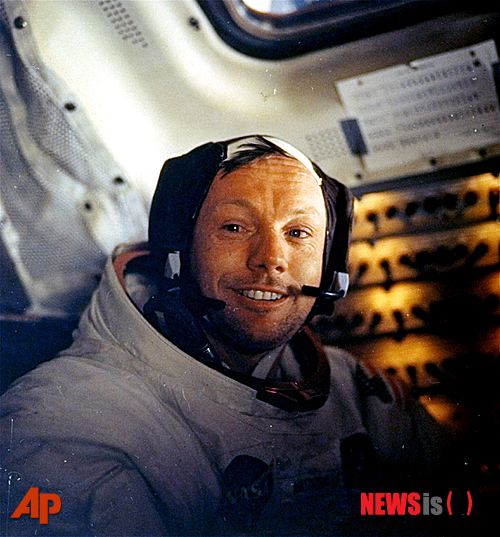 【AP/뉴시스】1969년 7월20일 달 표면을 밟은 뒤 최초의 유인 달 착륙선인 아폴로11에 앉아있는 닐 암스트롱의 모습. 미국항공우주국(NASA)이 제공했다. 2019.07.24. 