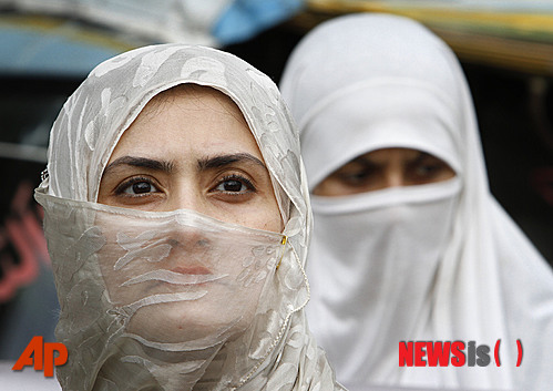 【라호르=AP/뉴시스】4일 파키스탄 라호르에서 이슬람 근본주의 정당 '자마트 이슬라미' 여성 지지자들이 히잡 착용 찬성 집회에 참석하고 있다. 이날 전국적으로 열린 '히잡의 날'에서 참석자들은 이슬람 사회에서 히잡이 갖는 중요성을 알렸다.