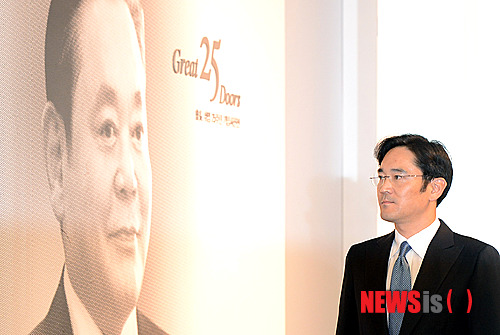 【서울=뉴시스】서재훈 기자 = 2012년 서울 호암아트홀에서 '이건희 삼성 회장 취임 25주년 기념식'이 열린 가운데 당시 이재용 사장이 식을 마치고 행사장을 나서고 있다. 이 날 행사에는 이건희 회장을 비롯해 자랑스런 삼성인상 수상자와 가족, 계열사 사장단과 임원 등이 참석했다. 2012.11.30. jhseo@newsis.com