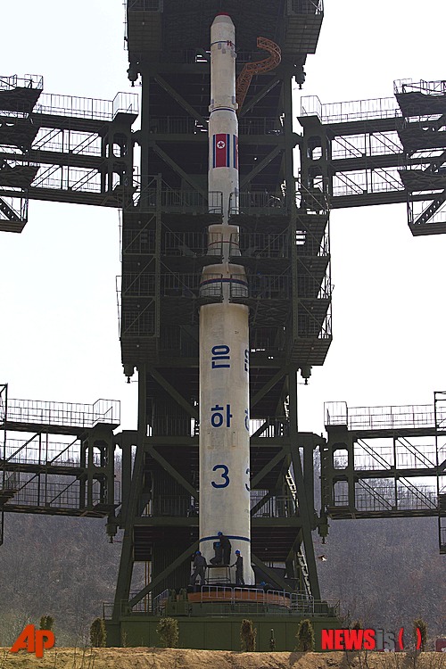【평양=AP/뉴시스】지난 4월8일 북한 철산군 동창리 발사장에 '광명성 3호' 위성을 탑재한 '은하 3호' 로켓의 자료사진. 1일 북한은 오는 10일~22일 중에 국제사회가 장거리 로켓로 추정하는, '광명성 3호 2호기' 실용위성을 발사하겠다고 밝혔다. 2012.12.01