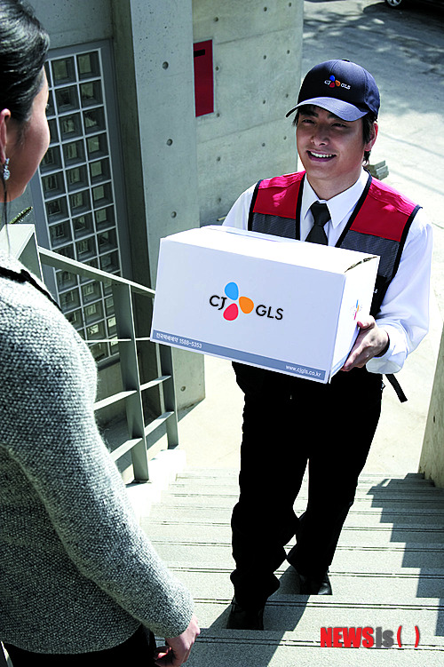 【서울=뉴시스】CJ GLS는 한국능률협회컨설팅(KMAC)에서 조사한 '고객이 가장 추천하는 기업(KNPS)'에서 택배산업 부문 1위를 차지했다고 12일 밝혔다. (사진=CJ GLS 제공)  photo@newsis.com