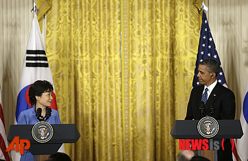 【워싱턴=AP/뉴시스】박근혜 대통령과 버락 오바마 미 대통령이 7일(현지시각) 미국 워싱턴 백악관 이스트 룸에서 한·미 정상 합동 기자회견을 하고 있다. 