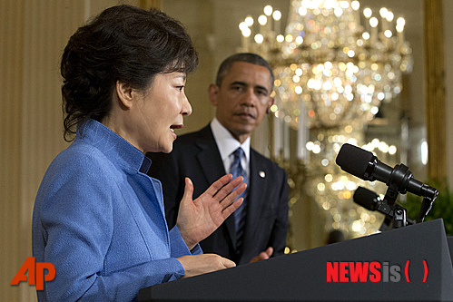 【워싱턴=AP/뉴시스】7일 미국 워싱턴 백악관 이스트룸에서 열린 한미 공동 기자회견에서 버락 오바마 미국 대통령이 지켜보는 가운데서 박근혜 대통령(왼쪽)이 발언하고 있다.
