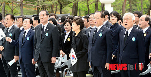 【광주=뉴시스】18일 오전 광주 북구 운정동 국립5·18민주묘지에서 열린 제33주년 5·18민주화운동 기념식에서 임을 위한 행진곡이 제창되고 있으나 박근혜 대통령은 따라부르지 않고 있다.(사진=광주전남사진기자단)     hgryu77@newsis.com