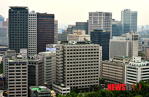 【서울=뉴시스】박문호 기자 = 산업통상자원부가 올여름 예비전력이 198만㎾를 기록하는 사상 최악의 전력난을 예상해 여름철 전력수급대책 시행을 발표한 31일 오후 서울 도심에 빌딩숲이 펼쳐져 있다. go2@newsis.com