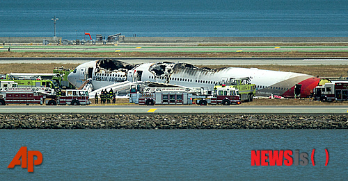 【샌프란시스코(미국)=AP/뉴시스】2013년 7월6일 (현지시각) 미국 샌프란시스코 국제공항 활주로에 아시아나항공 214편이 착륙중 활주로와 충돌, 관계자들이 현장을 수습하고 있다.