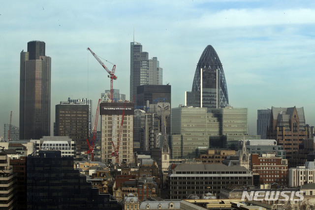  【런던=AP/뉴시스】 14일(현지시간) 가디언은 영국의 8월 국내총생산(GDP)이 제로 성장에 그쳤으며 앞으로도 몇 달 더 고전할 것으로 예측된고 보도했다. 사진은 2012년 런던 금융지구 풍경. 2018.10.15. 