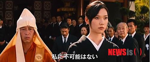 【서울=뉴시스】김정환 기자 = 할리우드 SF 액션 블록버스터 ‘더 울버린’(감독 제임스 맨골드)에서 ‘마리코’를 연기한 일본 여배우 오카모토 타오(28)가 가수 아이유(20)와 닮은 얼굴로 주목 받고 있다.   마리코는 일본 최대 재벌 ‘야시다’(야마노우치 할)의 손녀다. 야시다의 총애를 받아 상속녀가 되면서 폭력조직 야쿠자의 타깃이 된다. 제2차 세계대전 당시 인연을 맺은 야시다의 초청을 받아 일본 도쿄를 찾은 ‘울버린’(휴 잭맨)의 도움을 받다가 사랑에 빠진다.  마리코는 울버린이 야시다의 집을 찾는 장면에서 첫 등장한다. 그 모습을 본 관객들은 수군거리기 시작한다. “아이유 닮았네”, “아이유는 아니지”라며 놀라워 한다. ‘지아이 조2’, ‘레드: 더 레전드’의 이병헌(43) ‘클라우드 아틀라스’의 ‘배두나(34) 등 할리우드 영화에 진출한 국내 배우들이 점점 늘어나다 보니 모르는 사이에 아이유가 깜짝출연한 것이 아닐까 헷갈려하는 관객까지 있다. 이 영화에서 마리코의 옛 연인인 닌자의 수장 ‘하라다’를 연기한 윌 윤 리(38)도 한국계 할리우드 배우다.  마리코의 다소 넓은 미간, 앙증맞은 코, 초롱초롱한 눈은 물론 전체적인 얼굴 분위기는 아이유와 흡사하다. 하지만 얼마 뒤 아이유가 아닌 것을 깨닫는다. 161.8㎝ 44㎏인 아이유와 달리 마리코는 길쭉하고 늘씬하다.  오카모토는 일본과 미국에서 활동 중인 패션모델이다. ‘더 울버린’으로 스크린 데뷔했다.  마리코는 울버린과 진한 키스를 나누고 중간 부분이 생략되기는 했지만 울버린과 베드신도 벌인다. 악인들과 맞서 액션신을 펼치기도 한다.  KBS 2TV ‘드림하이’(2011)에 이어 ‘최고다 이순신’ 등 드라마를 통해 연기자로서도 합격점을 받은 아이유가 훗날 러브신과 액션신을 한다면 어떤 느낌일는지 예습하는 기분도 느껴진다는 것이 일부 반응이다.     ‘더 울버린’은 7월25일 국내 개봉, 3일까지 관객 101만6532명을 모았다.  ace@newsis.com