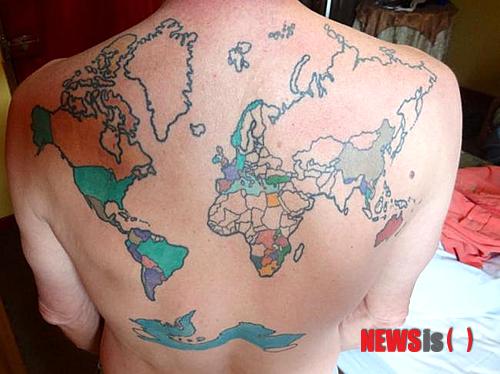 【서울=뉴시스】은퇴한 자산관리사인 윌리엄 패스맨(59)은 자신의 등에 세계지도 문신을 새겼으며 그중 자신이 가본 국가는 색깔을 넣었다.(사진출처: 메트로)  