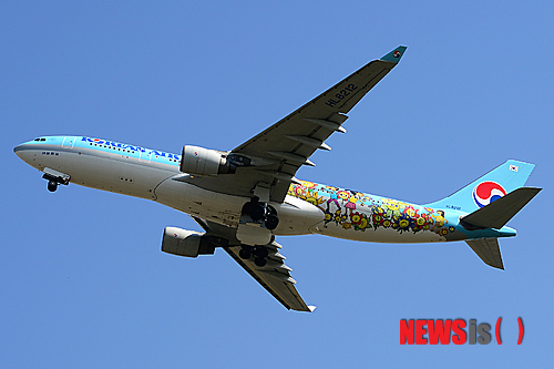 【김포=뉴시스】문승배 기자 = 9일 김포공항에서 대한항공이 개최한 어린이 그림 그리기 대회인 "내가 그린 예쁜 비행기" 수상작 '구름의 한글 꽃밭' <이수민 作> 이 에어버스 A330-223 기체에 랩핑 되어 오늘부터 운항을 시작했다. 한글사랑 , 하늘사랑이라는 주제로 개최된 이번 행사는 한글날을 맞이하여 한글의 소중함을 기리고 있다. 2013.10.09. trueblue@newsis.com 