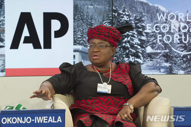 [다보스(스위스)=AP/뉴시스]2014년 1월24일 나이지리아의 은고지 오콘조-이웰라 재무장관(당시)이 참석하고 있다. 세계무역기구(WTO) 차기 사무총장 후보로 출마한 그녀는 20일 홍콩 사우스차이나모닝포스트와의 인터뷰에서 자신이 WTO 사무총장이 되면 신종 코로나바이러스 감염증(코로나19) 백신 및 의료물자의 공정한 거래와 배분을 보장할 것이라고 말했다. 그녀는 케냐의 아미나 모하메드 후보와 함께 가장 유력한 2명의 후보로 꼽히고 있다. 2020.8.21 