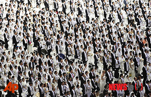 【서울=뉴시스】신동립 기자 = 15만명이 한 자리에서 한 쌍씩 부부로 맺어진다.  세계평화통일가정연합과 천주평화연합(UPF)이 1월30일~2월2일 필리핀 마닐라에서 ‘2015 아시아 정상회의’와 더불어 종교를 초월한 합동결혼식을 개최한다.  reap@newsis.com