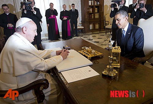 【바티칸=AP/뉴시스】프란치스코 카톨릭 교황과 버락 오바마 미 대통령이 바티칸의 교황 서재에 마주 앉아 있다. 2014. 3. 27  