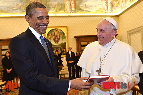 【바티칸=AP/뉴시스】버락 오바마 미 대통령과 프란치스코 교황이 27일 선물을 교환하면서 웃고 있다. 교황이 대통령에게 주는 선물이다. 2014. 3. 27  