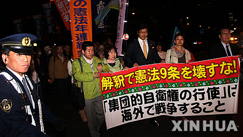 【도쿄=신화/뉴시스】8일 도쿄에서 평화헌법 재해석을 통해 집단자위권을 행사하려는 일본 정부의 계획에 반대하는 시위가 열리고 있다. 2014.04.09