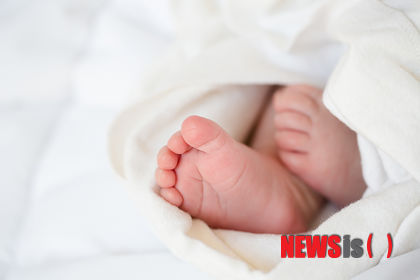 【서울=뉴시스】16일(현지시간) 영국선지에 따르면 영국에서 초등학생인 12살 소녀가 지난 13일 아기를 낳은 것으로 알려져 충격을 주고 있다.(사진= 포토리아)