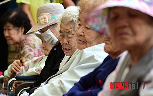 【광주(경기)=뉴시스】강종민 기자 = 10일 오전 경기 광주 나눔의 집에서 열린 일본군 위안부 피해자 故 배춘희 할머니의 추모제에서 평소 친하게 지냈던 위안부 피해자 할머니들이 슬픔에 쌓여 있다. 배 할머니의 별세로 현재 생존하고 있는 위안부 피해 할머니는 54명으로 줄어들었다. 2014.06.10  ppkjm@newsis.com 