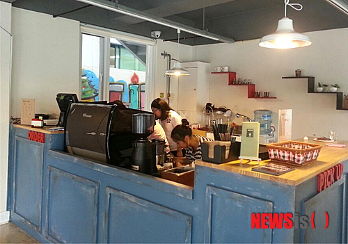 【부산=뉴시스】허상천 기자 = 25일 부산 북구 구포동 창조문화 활력센터 ‘꿈팡팡624(STREET624)’에서 브리지스쿨 학생인 청소년 4명이 '첨운'카페를 열고 창업체험을 하고 있다. 2014.06.25. (사진 = 부산시 제공)  photo@newsis.com
