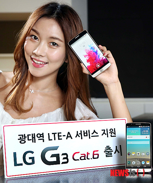 【서울=뉴시스】LG전자가 오는 25일 광대역 LTE-A 서비스를 지원하는 'LG G3 Cat.6'를 국내 이통 3사를 통해 출시한다고 22일 밝힌 가운데 서울 여의도 LG트윈타워에서 모델이 'LG G3 Cat.6'를 선보이고 있다.  ‘G3 Cat.6’는 광대역 LTE-A 서비스를 지원하며, 최대 다운로드 속도는 기존 LTE-A 보다 50% 더 빠르다. 최대 다운로드 속도는 225Mbps(1초에 225메가비트 전송)로 80MB 뮤직 비디오 한 편을 2.8초, 1GB 영화 한 편을 36.4초만에 다운 받을 수 있다. 2014.07.22. (사진=LG전자 제공)   photo@newsis.com