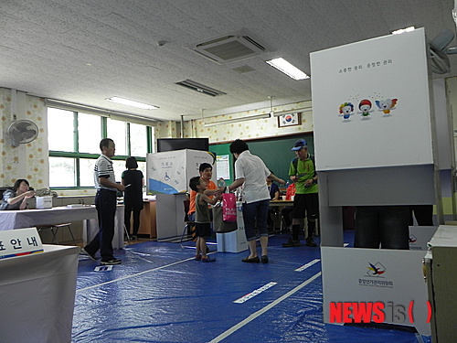 【울산=뉴시스】유재형 기자 = 30일 울산 남구을 국회의원 보궐선거 유권자들이 삼산동 삼산초등학교에 마련된 제9투표소에서 신성한 한 표를 행사하고 있다.  you00@newsis.com