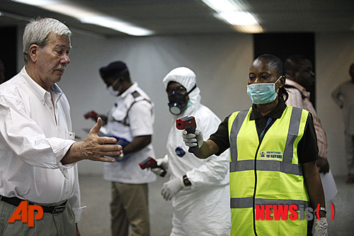 【라고스=AP/뉴시스】6일(현지시간) 나이지이라 수도 라고스 국제공항에서 보건 관계자들이 체온계로 도착하는 승객의 제온을 재고 있다. 세계보건기구(WHO)는 이날 서아프리카에서 에볼라 감염 사망자가 932명으로 증가했다고 밝히면서 비상사태를 선포할지 결정할 긴급 위원회를 개최했다. 2014.08.07